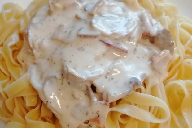 Паста с шампиньонами и беконом в сливочном соусе