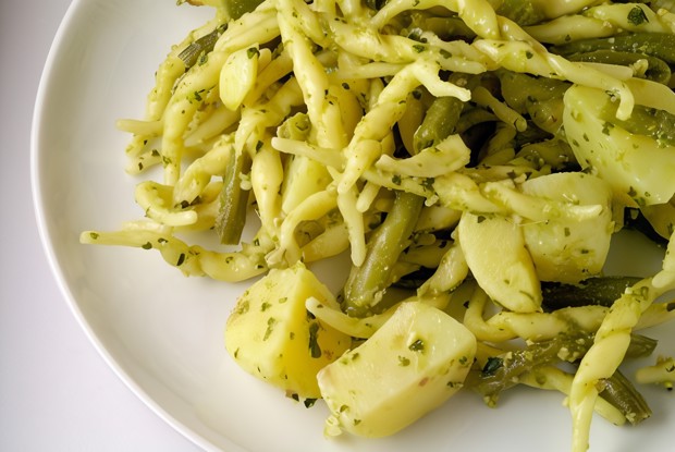 Паста с соусом песто, картофелем и зелеными бобами