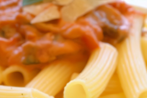 Паста с тыквой, грибами, горгонзолой и чипсами из шалфея