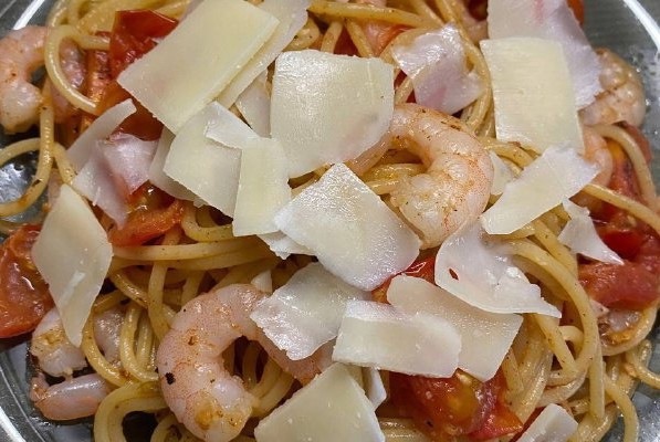 Паста с томатами и креветками