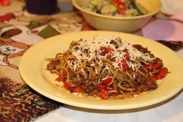 Паста с тушенкой и болгарским перцем