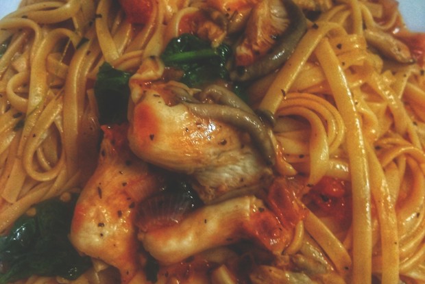 Паста с вешенками и томатами