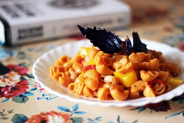 Паста томатная с креветками и овощами