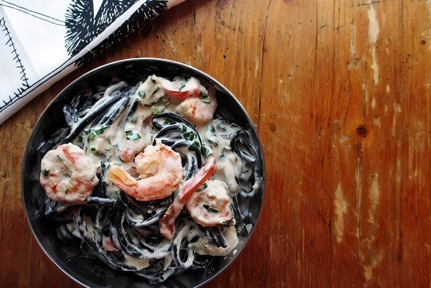 Паста в сливочно-чесночном соусе с креветками и сладким перцем