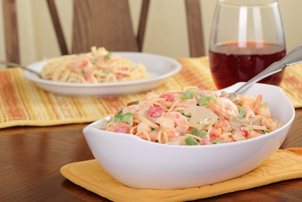 Паста в сливочно-чесночном соусе с креветками и овощами