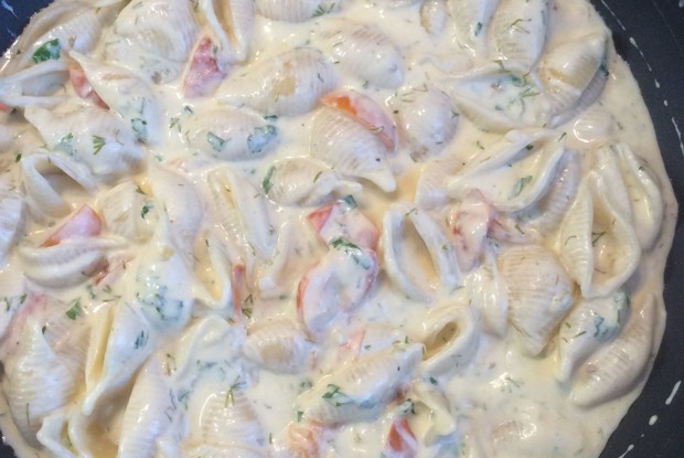 Паста в сливочном соусе с чесноком и помидорами