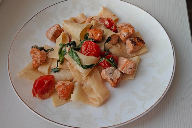 Паста в сливочном соусе с красной рыбой и помидорами черри