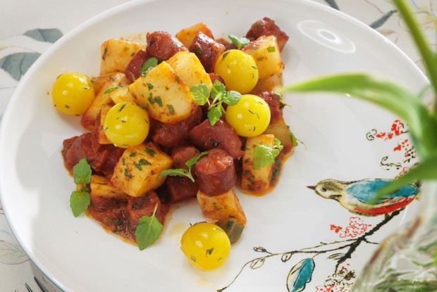 Пататас-бравас с колбасками