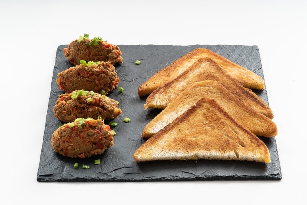 Пате из консервированной рыбы с тостами