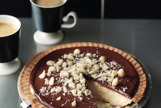 Пай с белым шоколадом и орехами макадамия