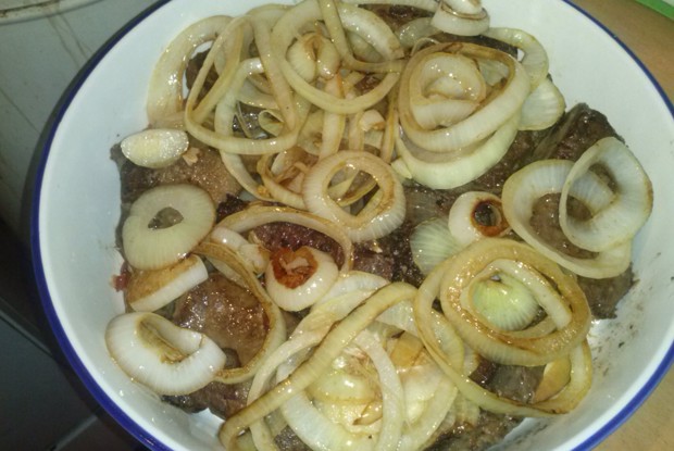 Печень по-берлински с яблоками