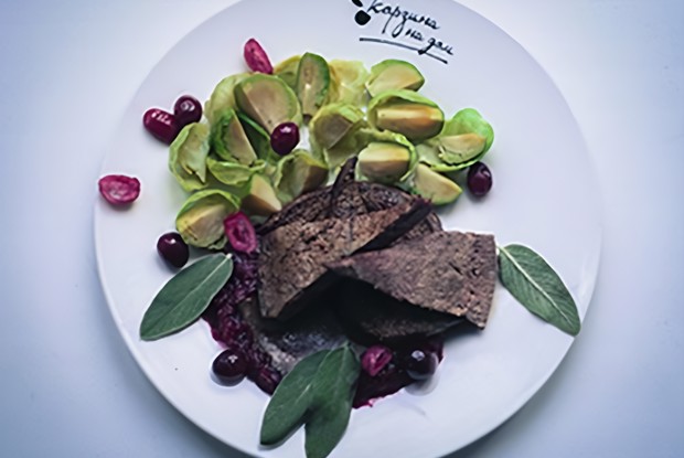 Печень с клюквенным соусом и брюссельской капустой