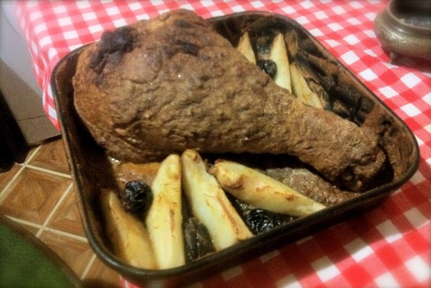 Печеная голень индейки с пряностями, грушей и черносливом