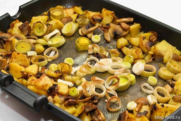 Печеная камбала с грибами и картофелем в вине