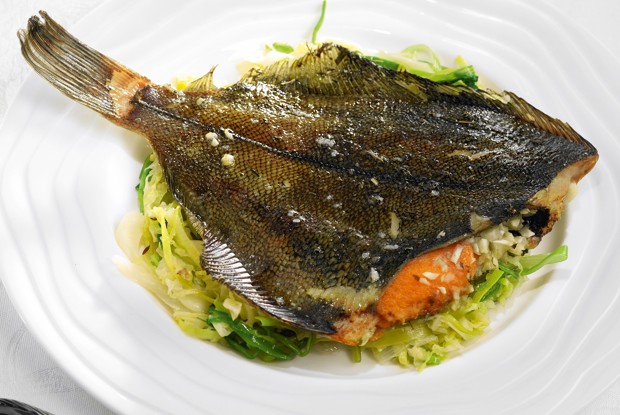 Печеная камбала с капустой и пореем