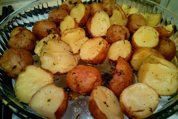 Печеная молодая картошка