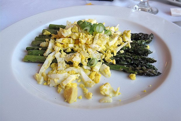 Печеная спаржа с чесночно-лимонным соусом