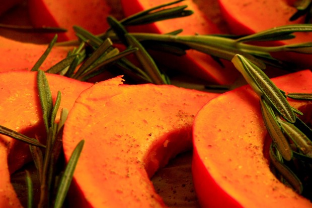 Печеная тыква с розмарином и морской солью