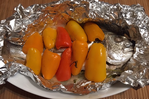 Печеная дорада под перцами шейкер