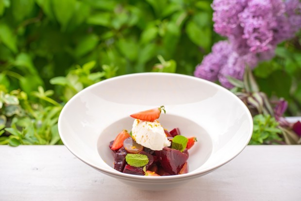 Печеная свекла с мягким сыром и яблочным соусом