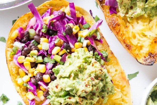 Печеная тыква с салатом из черной фасоли