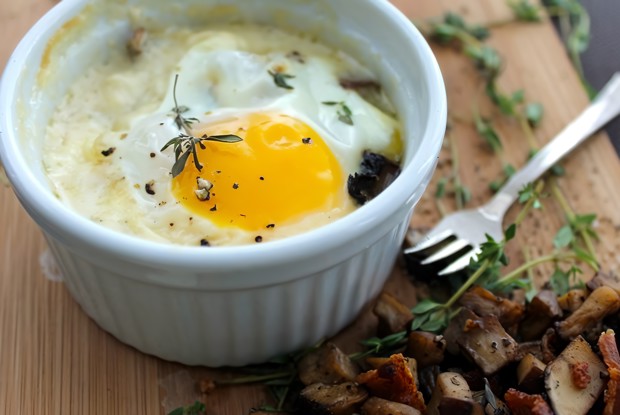 Печеная яичница с пармезаном и прованскими травами