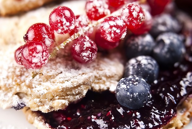 Печенье из грецких орехов с черничным джемом