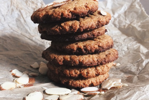 Печенье из миндальной муки и арахисовой пастой