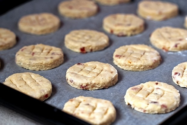 Печенье с беконом и сыром