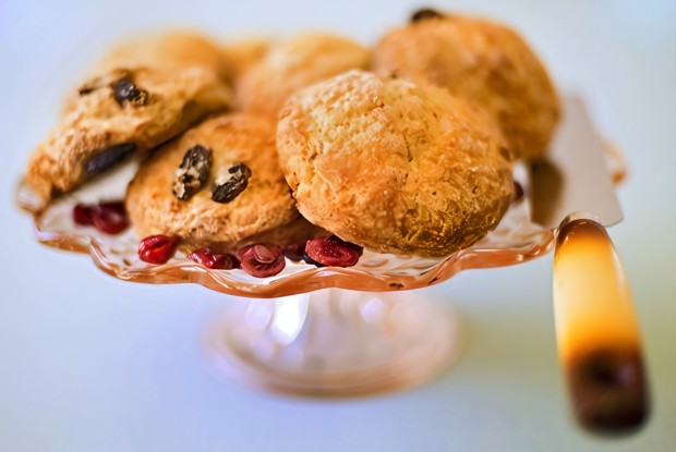 Печенье с белым шоколадом, черникой и кедровыми орешками