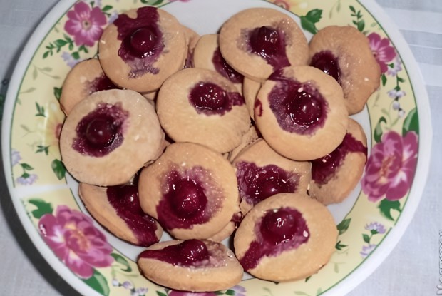 Печенье с корицей и вишней