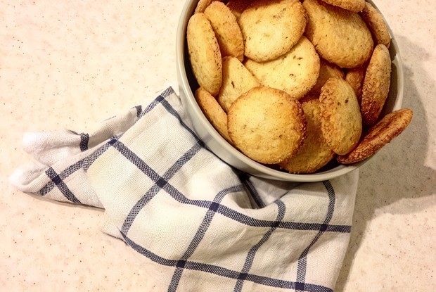 Печенье с крупной солью и корицей