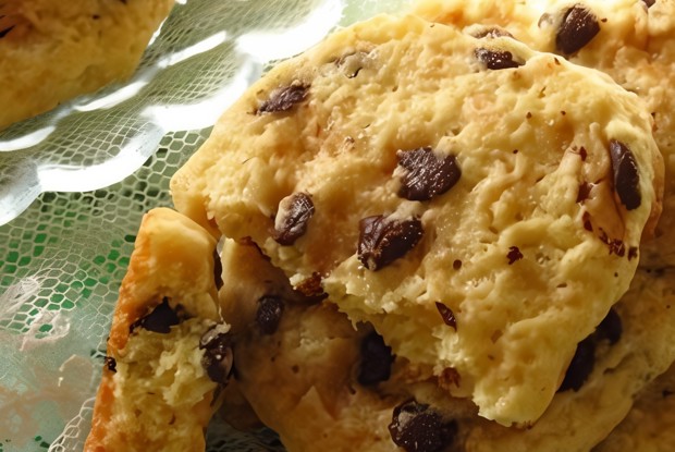 Печенье с кусочками шоколада и сахара