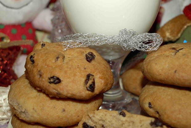 Печенье с шоколадной крошкой и изюмом в коньяке