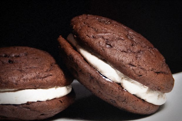 Печенье шоколадное с ванильной прослойкой