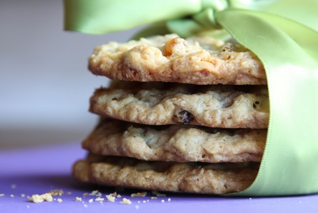 Печенье со специями, грецкими орехами и изюмом