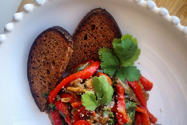 Печеные баклажаны и перцы с чесноком и зеленью