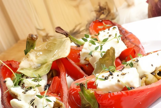 Печеные фаршированные сладкие перцы с черри, фетой и тимьяном