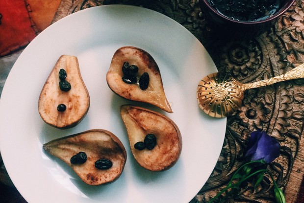 Печеные груши с изюмом и медом