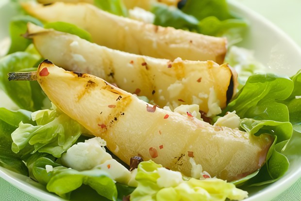 Печеные груши с сыром пекорино и карамельным соусом