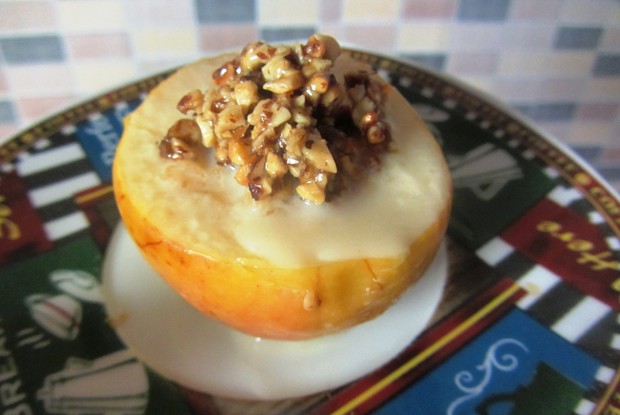 Печеные яблоки с кармелью, орехами, медом и сливками