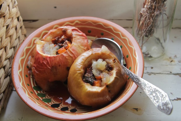 Печеные яблоки с тыквой, изюмом, грецкими орехами и корицей