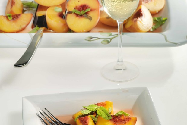 Печеные персики в подливке из просекко