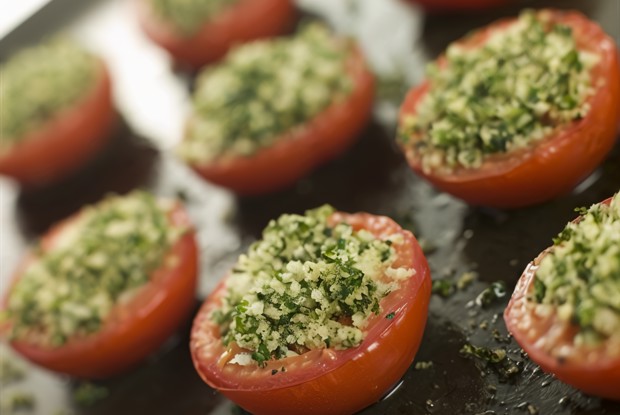 Печеные помидоры с чесноком