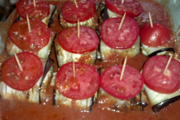 Печеные рулетики из баклажанов с мясом и орехами