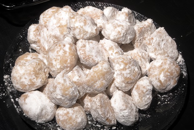 Печеные шарики с грецкими орехами в сахарной пудре