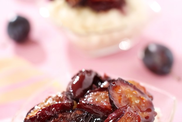 Печеные сливы с бренди и лимонной цедрой