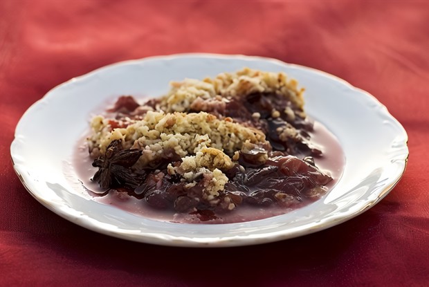 Печеные сливы с лесными ягодами, виски и овсянкой