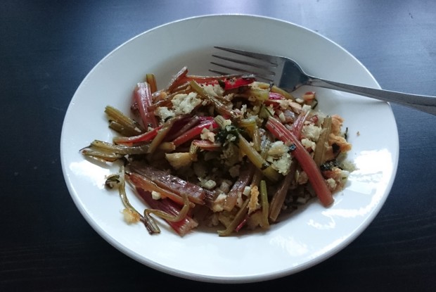 Печеные свекольные листья с чесноком и петрушкой