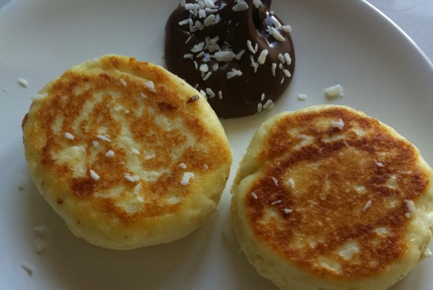 Печеные ванильные сырники с шоколадным соусом